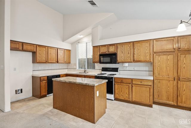 8609 Goldfinch Drive, Bakersfield, CA 93312