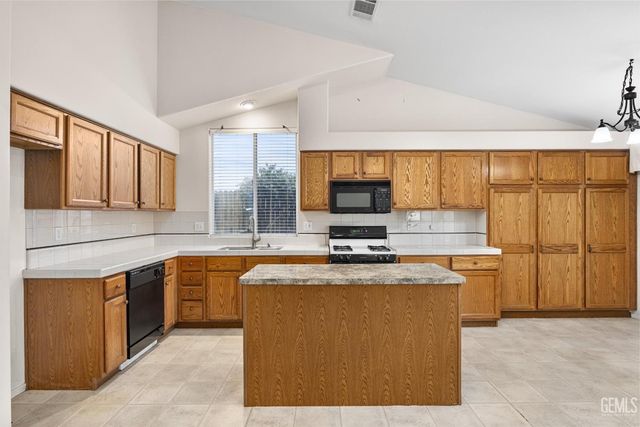 8609 Goldfinch Drive, Bakersfield, CA 93312