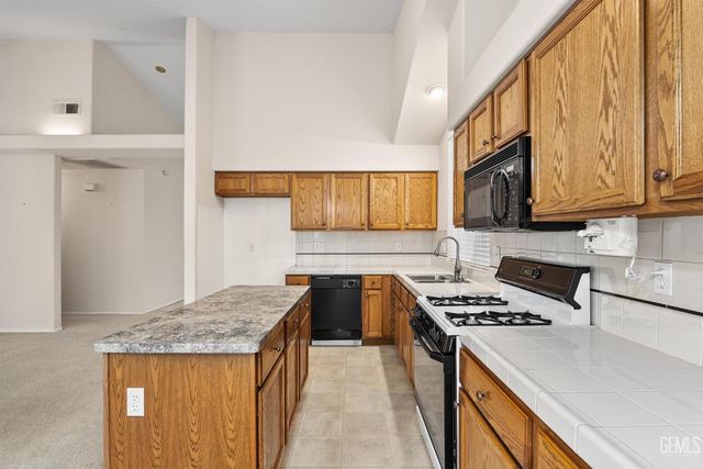 8609 Goldfinch Drive, Bakersfield, CA 93312