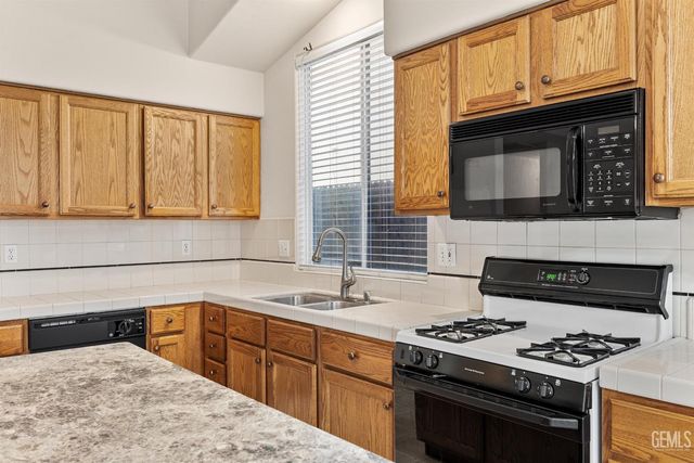 8609 Goldfinch Drive, Bakersfield, CA 93312