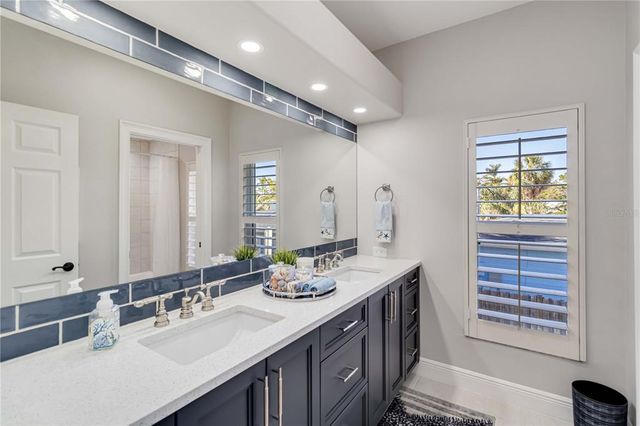 121 N BOULEVARD OF PRESIDENTS, Sarasota, FL 34236