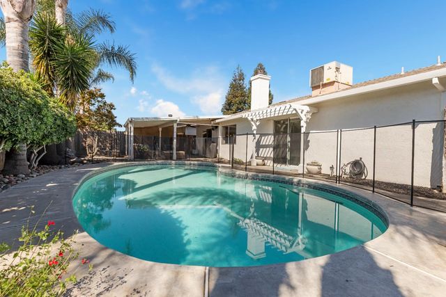 1458 Harvest Dr, Ripon, CA 95366