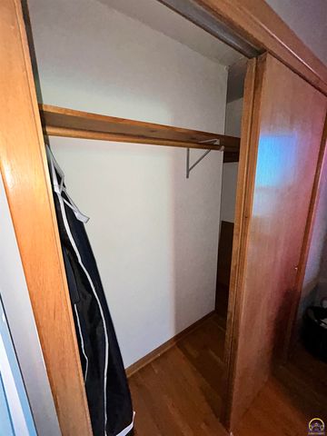 905 NE Hilltop DR, Topeka, KS 66617