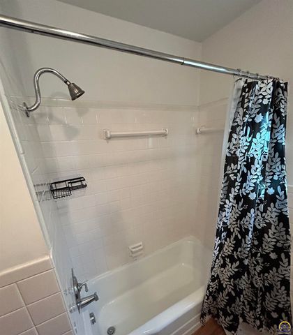 905 NE Hilltop DR, Topeka, KS 66617