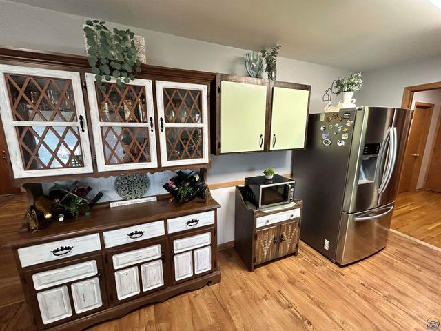 905 NE Hilltop DR, Topeka, KS 66617