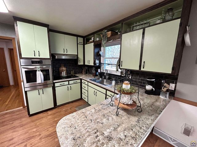 905 NE Hilltop DR, Topeka, KS 66617