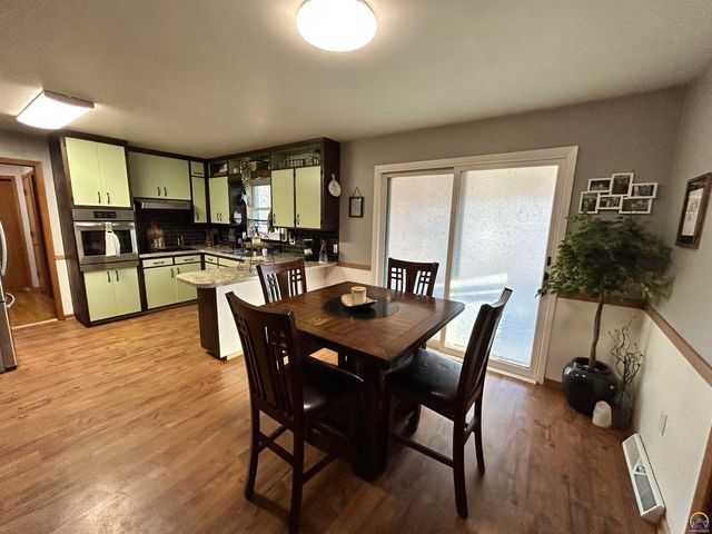 905 NE Hilltop DR, Topeka, KS 66617