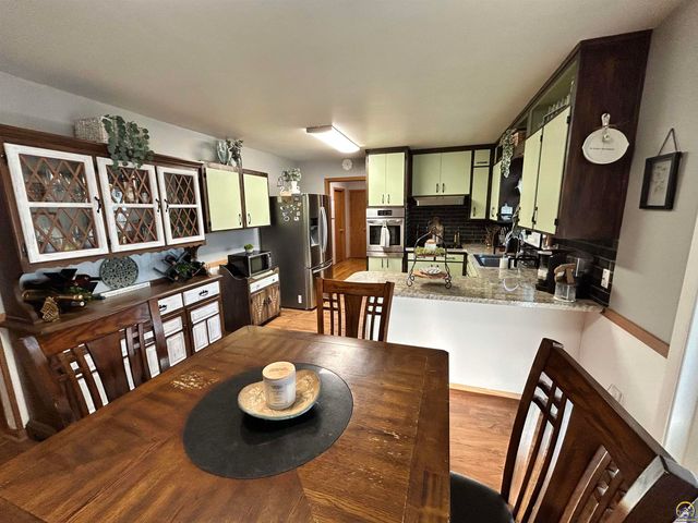 905 NE Hilltop DR, Topeka, KS 66617