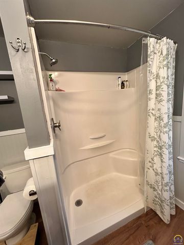 905 NE Hilltop DR, Topeka, KS 66617