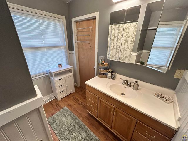 905 NE Hilltop DR, Topeka, KS 66617