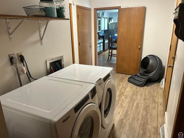 905 NE Hilltop DR, Topeka, KS 66617