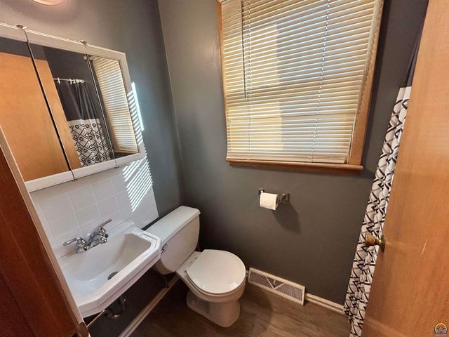 905 NE Hilltop DR, Topeka, KS 66617