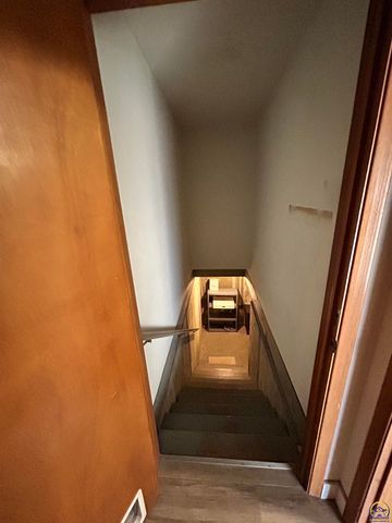 905 NE Hilltop DR, Topeka, KS 66617