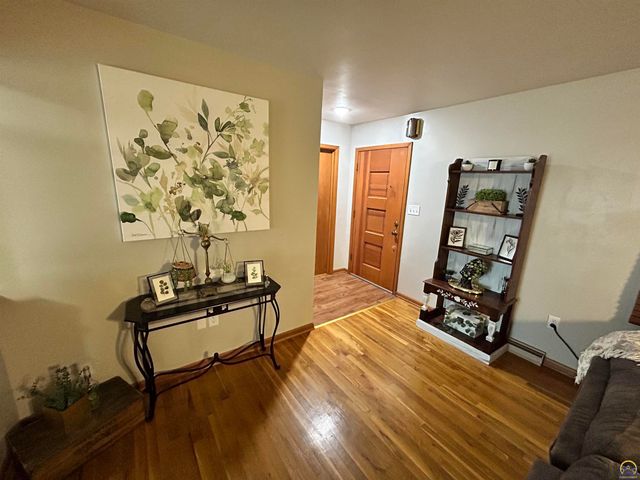 905 NE Hilltop DR, Topeka, KS 66617