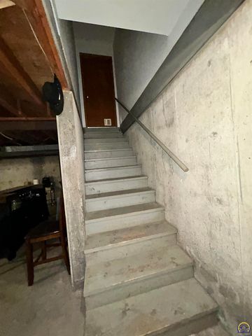 905 NE Hilltop DR, Topeka, KS 66617