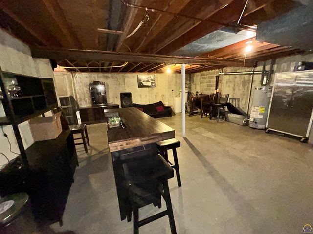 905 NE Hilltop DR, Topeka, KS 66617