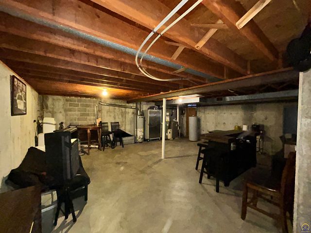 905 NE Hilltop DR, Topeka, KS 66617