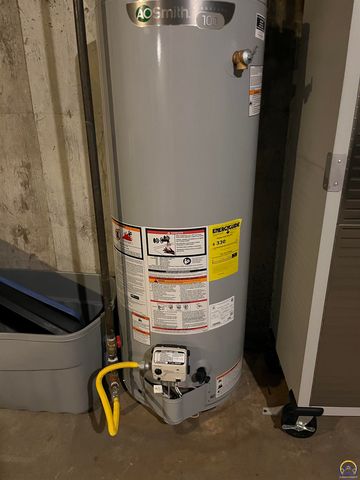 905 NE Hilltop DR, Topeka, KS 66617