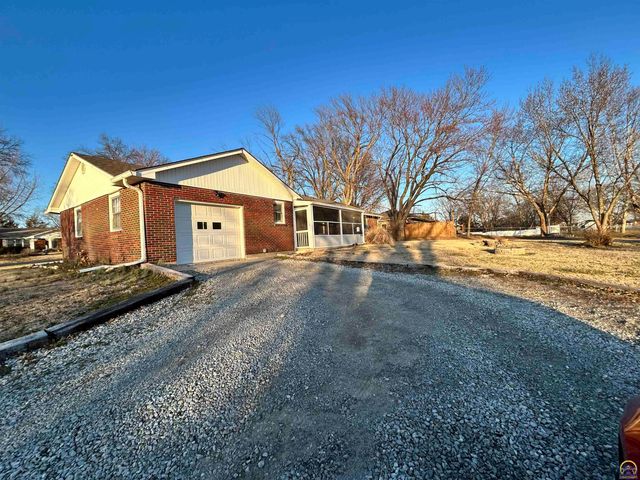 905 NE Hilltop DR, Topeka, KS 66617