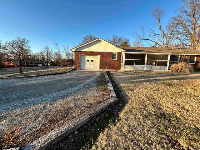 905 NE Hilltop DR, Topeka, KS 66617