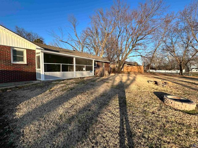 905 NE Hilltop DR, Topeka, KS 66617