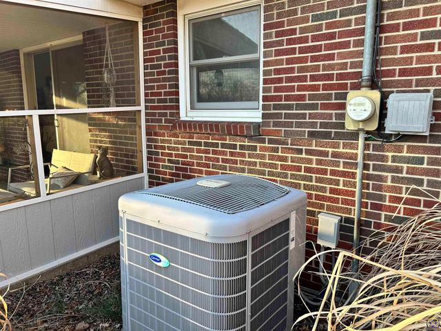 905 NE Hilltop DR, Topeka, KS 66617