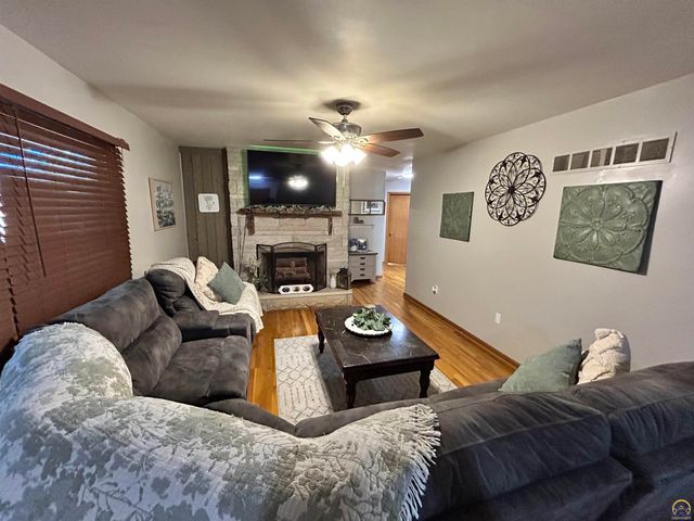 905 NE Hilltop DR, Topeka, KS 66617