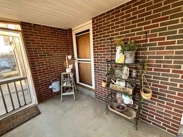 905 NE Hilltop DR, Topeka, KS 66617