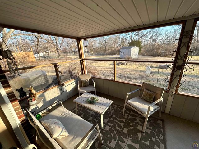 905 NE Hilltop DR, Topeka, KS 66617