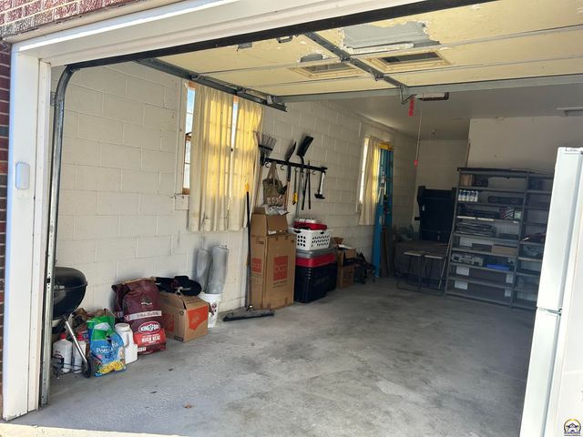 905 NE Hilltop DR, Topeka, KS 66617