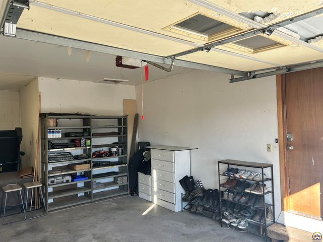 905 NE Hilltop DR, Topeka, KS 66617