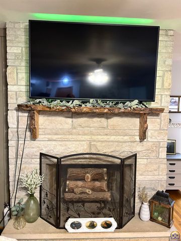 905 NE Hilltop DR, Topeka, KS 66617