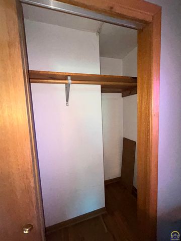 905 NE Hilltop DR, Topeka, KS 66617