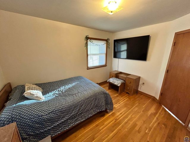 905 NE Hilltop DR, Topeka, KS 66617