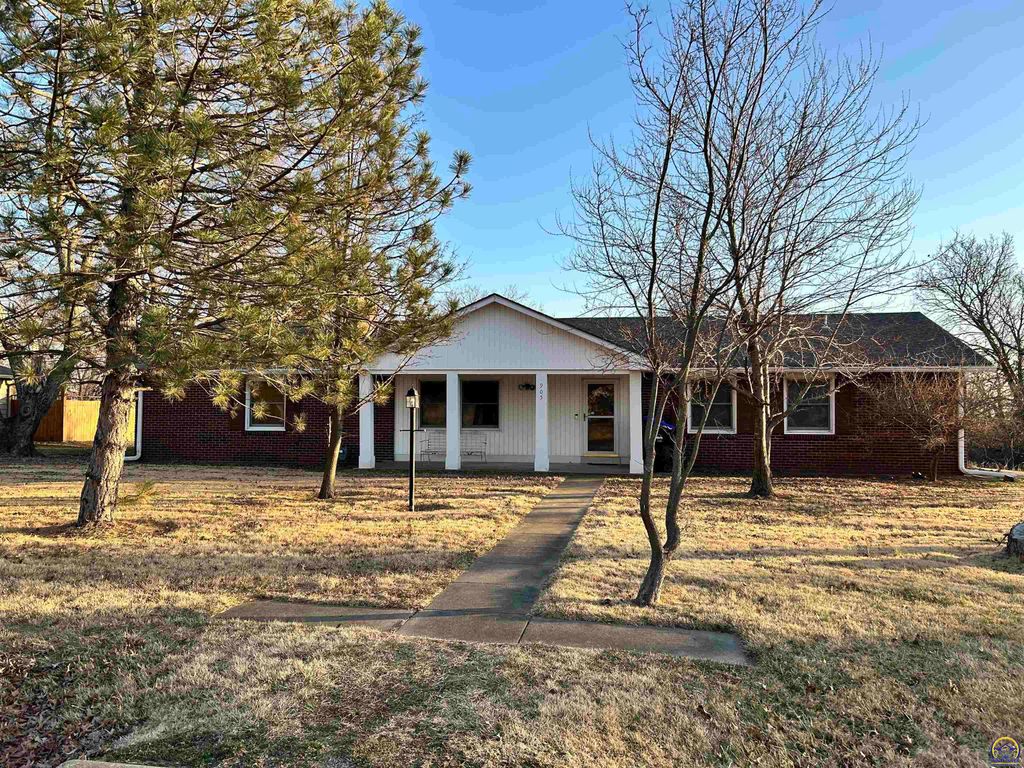 905 NE Hilltop DR, Topeka, KS 66617