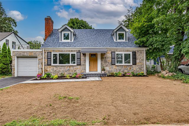 11 Redwood Road, New Hyde Park, NY 11040