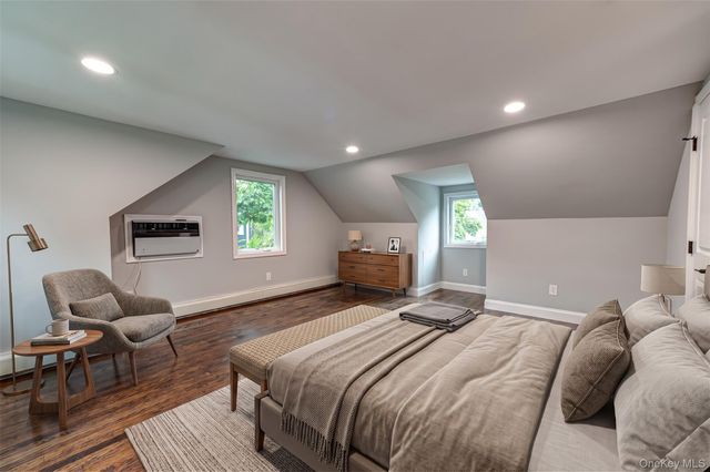 11 Redwood Road, New Hyde Park, NY 11040