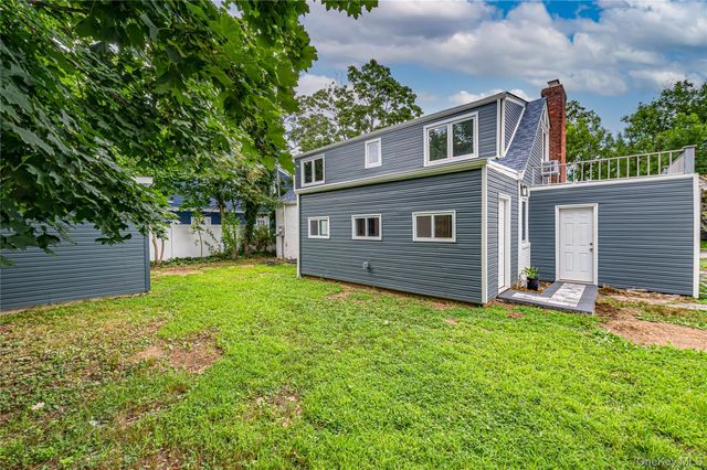 11 Redwood Road, New Hyde Park, NY 11040
