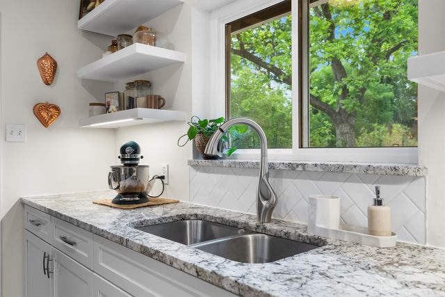 2610 Oak Cliff Lane, Arlington, TX 76012