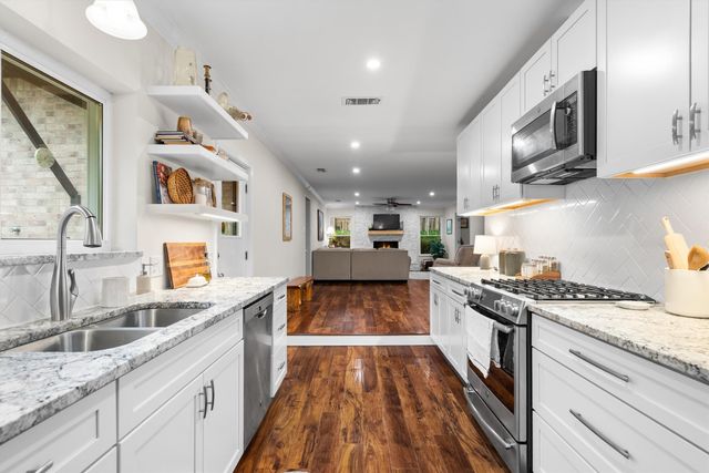 2610 Oak Cliff Lane, Arlington, TX 76012