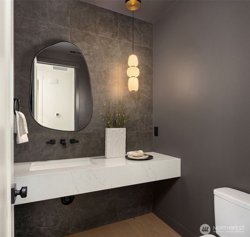 10223 NE 24th Street, Bellevue, WA 98004