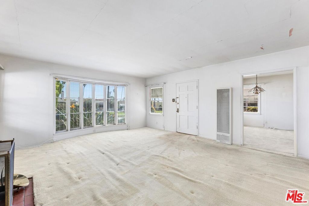 Image 9 of property listing at 5323 S Mullen Avenue, Los Angeles, CA 90043