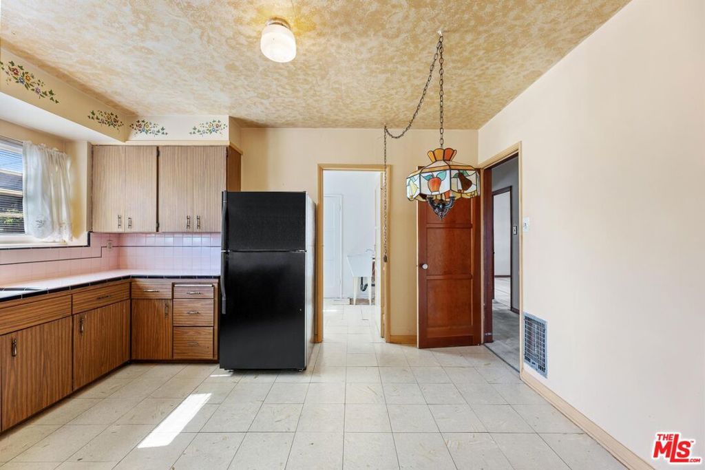 Image 14 of property listing at 5323 S Mullen Avenue, Los Angeles, CA 90043