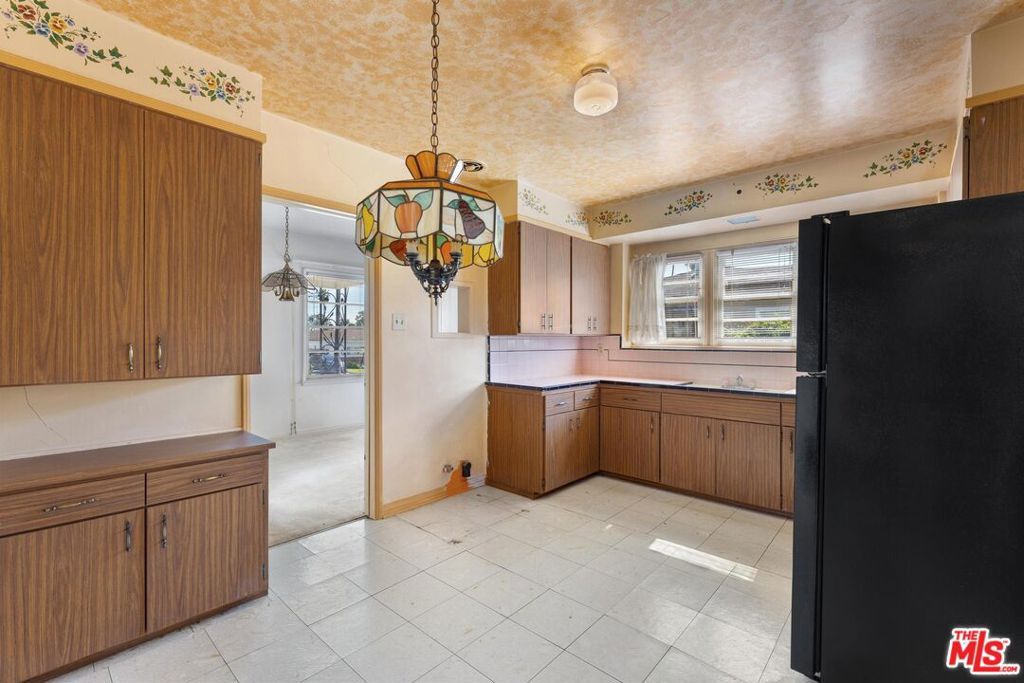 Image 15 of property listing at 5323 S Mullen Avenue, Los Angeles, CA 90043