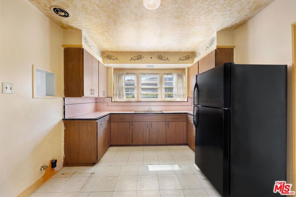 Image 16 of property listing at 5323 S Mullen Avenue, Los Angeles, CA 90043