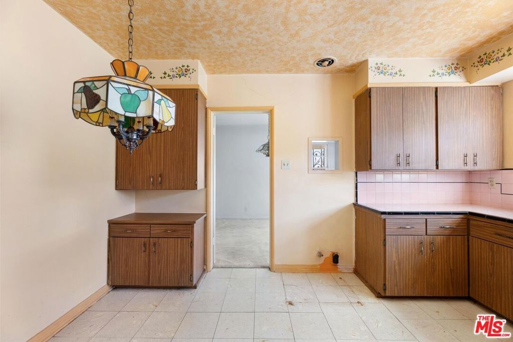 Image 17 of property listing at 5323 S Mullen Avenue, Los Angeles, CA 90043