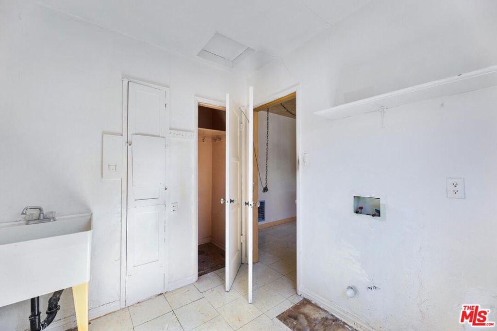 Image 20 of property listing at 5323 S Mullen Avenue, Los Angeles, CA 90043