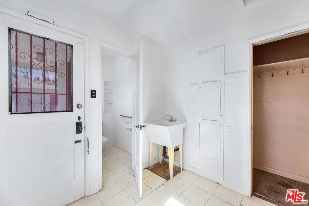 Image 21 of property listing at 5323 S Mullen Avenue, Los Angeles, CA 90043