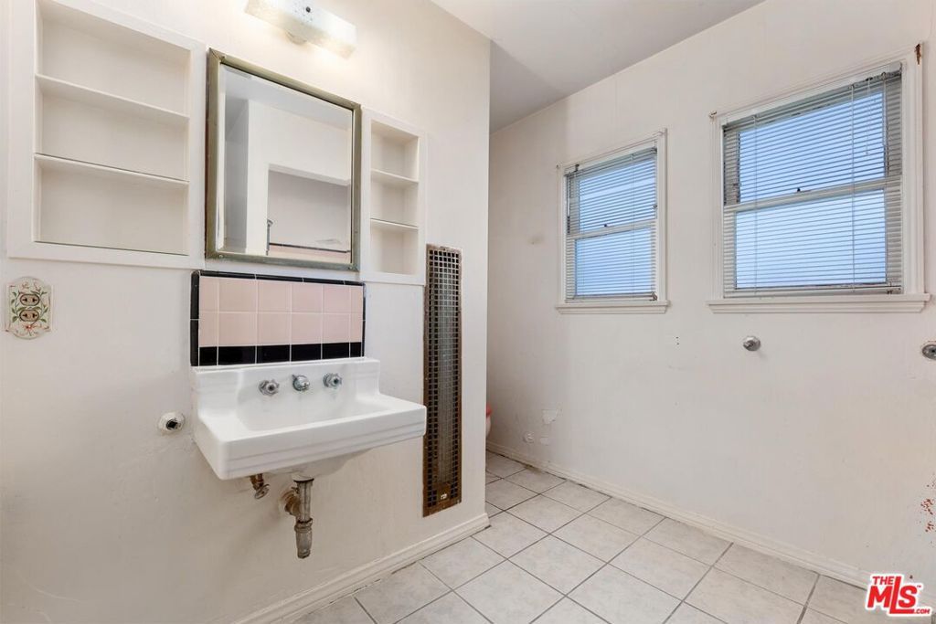 Image 26 of property listing at 5323 S Mullen Avenue, Los Angeles, CA 90043