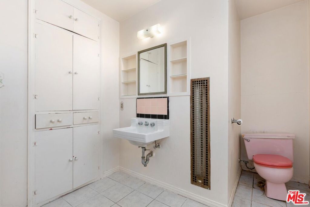 Image 27 of property listing at 5323 S Mullen Avenue, Los Angeles, CA 90043